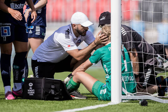 Linköpings målvakt Cajsa Andersson har ont och får vård