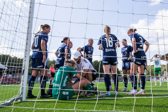 Linköpings målvakt Cajsa Andersson har ont och får vård