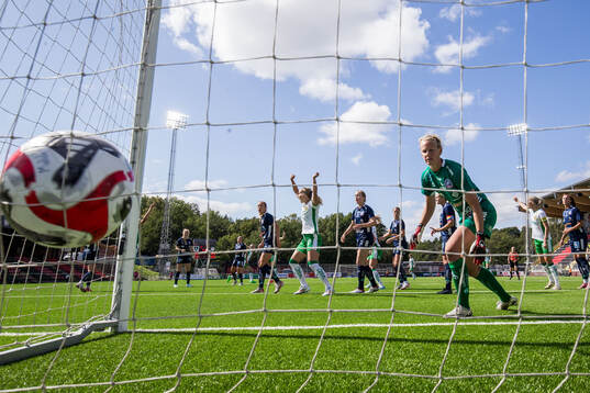 Hammarbys Emilie Joramo gör 1-0 bakom Linköpings målvakt