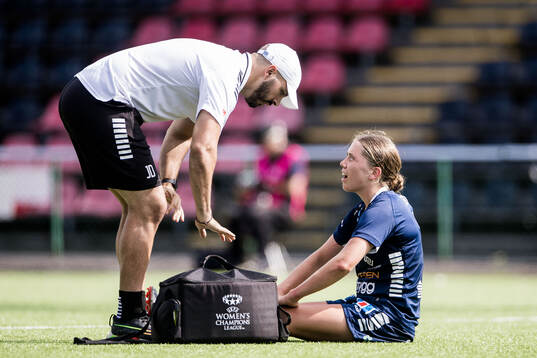 Linköpings Polly Doran har ont och får vård
