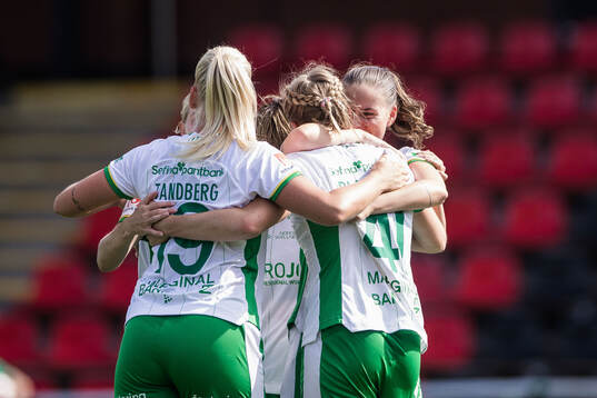 Hammarbys Smilla Vallotto jublar med lagkamrater