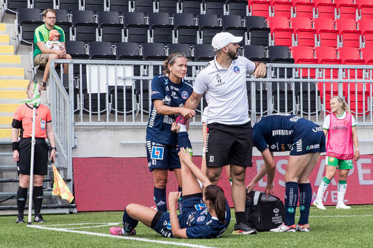 Linköpings Nellie Karlsson har ont och får vård