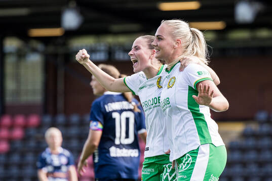 Hammarbys Cathinka Tandberg  jublar med Smilla Vallotto