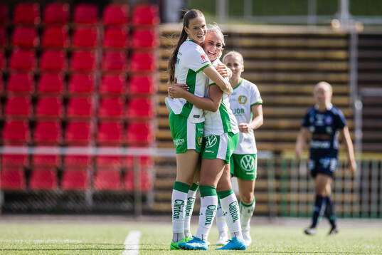 Hammarbys Bella Andersson och Cathinka Tandberg jublar