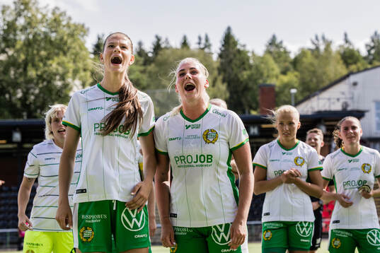 Hammarbys Bella Andersson och Cathinka Tandberg jublar