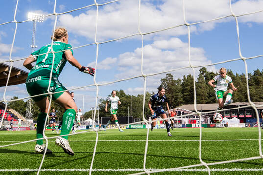 Linköpings målvakt Cajsa Andersson och Hammarbys Julie