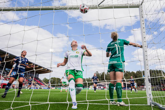 Hammarbys Eva Nyström och Linköpings målvakt Cajsa
