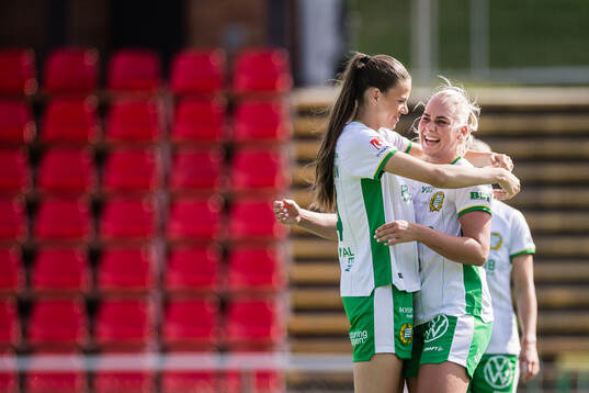 Hammarbys Cathinka Tandberg (h) jublar med Bella Andersson
