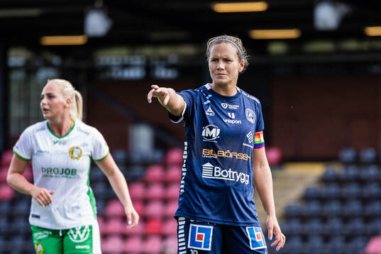 Linköpings Emma Lennartsson gestikulerar