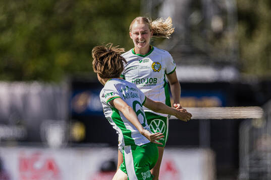 Hammarbys Emilie Joramo jublar med Asato Miyagawa