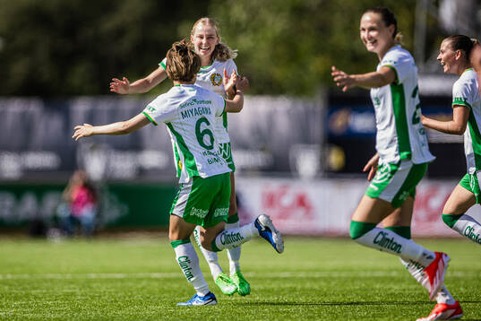 Hammarbys Emilie Joramo jublar med Asato Miyagawa