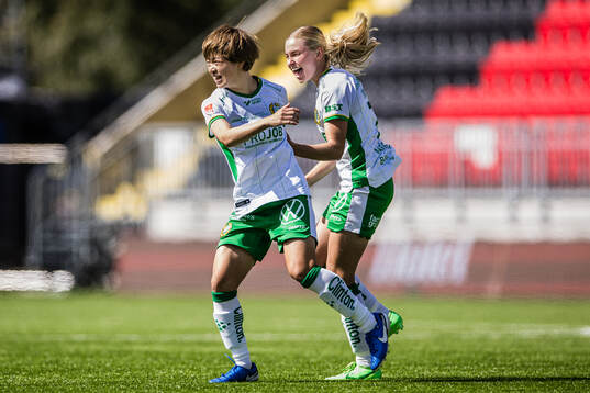 Hammarbys Emilie Joramo jublar med Asato Miyagawa