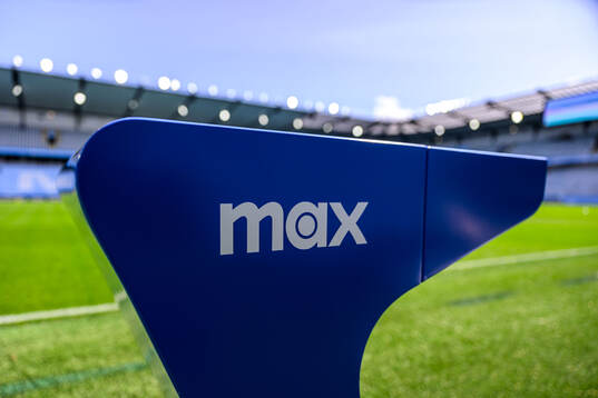 Ett bord med MAX logotyp