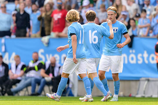 Malmö FFs Erik Botheim jublar med Oliver Berg
