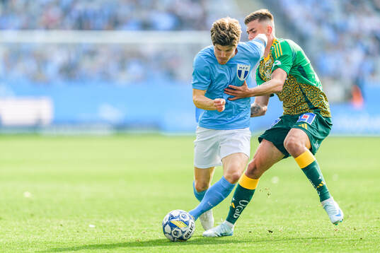 Malmö FFs Oliver Berg och IFK Norrköpings Tim Prica