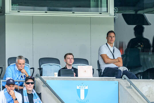 Malmö FFs Niklas Moisander på läktaren