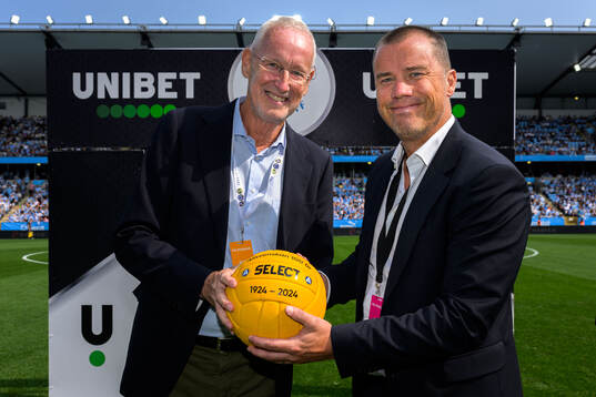 Daniel Andersson, sportchef Malmö FF, mottar en