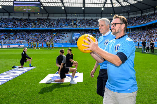 Niklas Skoog och Per Ågren med en jubileumsboll  från SEF