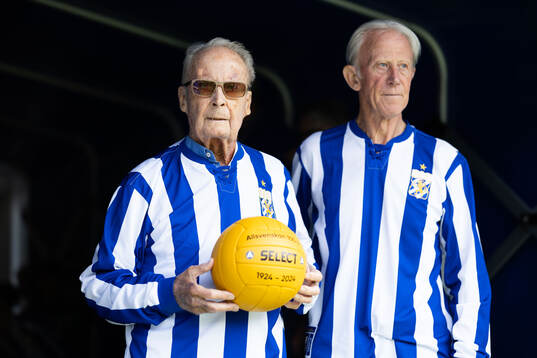 Ebbe Olsson och Donald Niklasson med en  jubileumsboll för