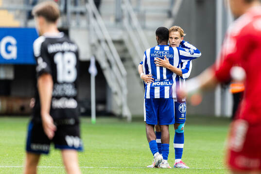 IFK Göteborgs Linus Carlstrand jublar med Paulos Abraham