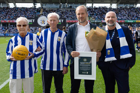 IFK Göteborgs supportern Ebbe Olsson med jubileumsbollen,