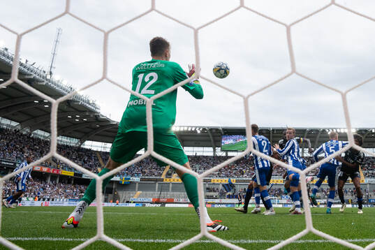 IFK Göteborgs målvakt Jacob Karlström räddar en nick