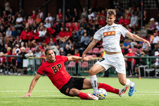 Brommapojkarnas Nikola Vasic och Häckens Johan Hammar