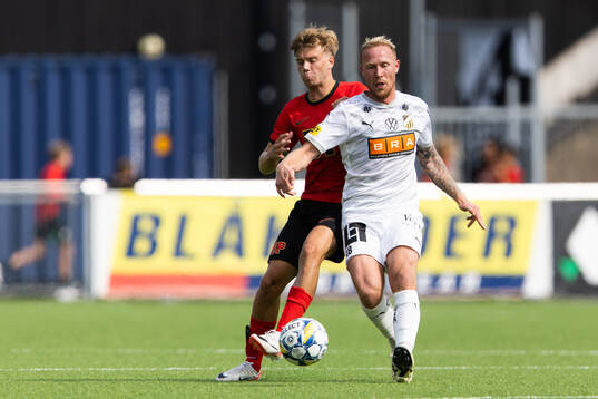 Brommapojkarnas Wilmer Odefalk och Häckens Mikkel Rygaard