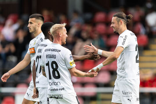 Häckens Amor Layouni jublar med Mikkel Rygaard Jensen