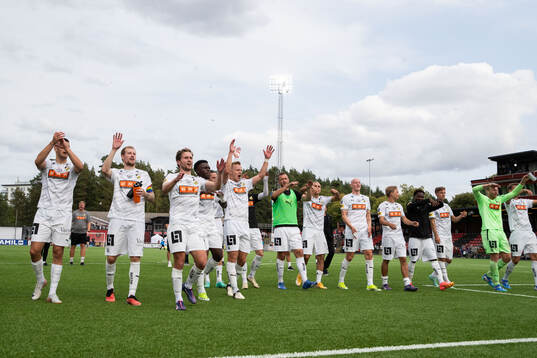 Häckens spelare jublar