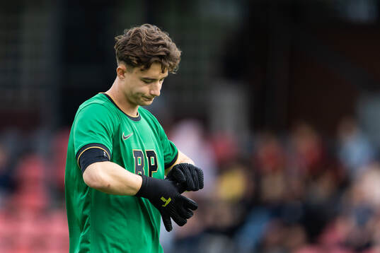 Brommapojkarnas målvakt Fabian Mrozek deppar