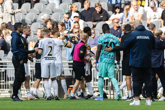 Spelarna lämnar planen