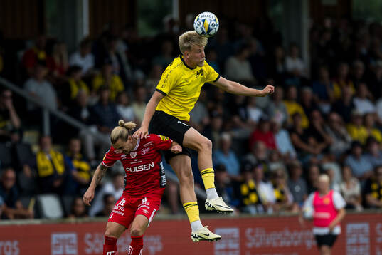 Elfsborgs Niklas Hult och Mjällbys Herman Johansson