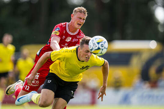 Elfsborgs Emil Holten och Mjällbys Elliot Stroud