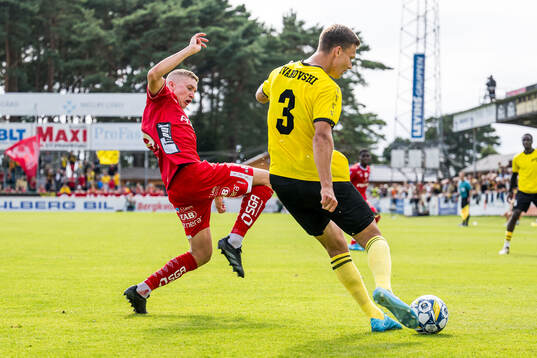 Elfsborgs Sebastian Holmen och Mjällbys Arvid Brorsson