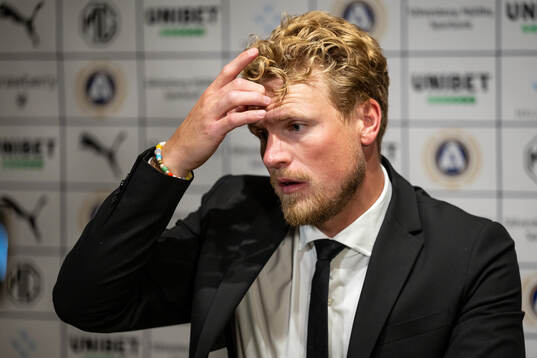 Elfsborgs manager Oscar Hiljemark deppar vid en