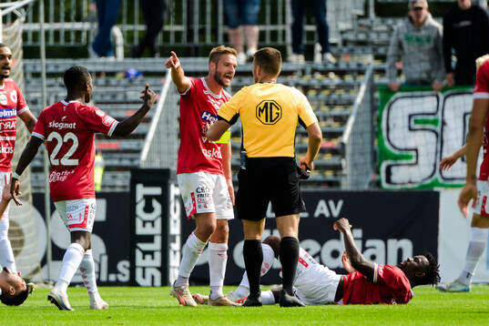 Degerfors Johan Mårtensson och Domare Jovan Krsmanovic