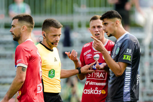 Domare Jovan Krsmanovic och Degerfors Erik Lindell och