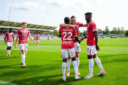 Degerfors Nahom Girmai Netabay och Dijan Vukojevic jublar