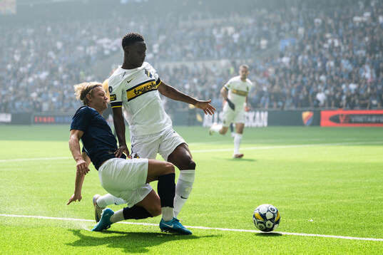 Djurgårdens Tobias Gulliksen och AIKs Mouhamed Lamine