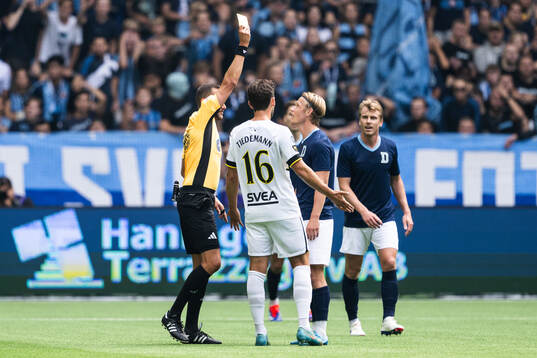 Djurgårdens Tobias Gulliksen tilldelas gult kort av domare