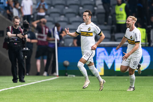 AIKs Bersant Celina jublar med Eskil Edh