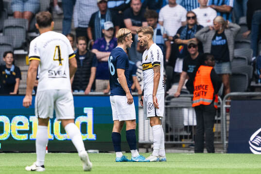 Djurgårdens Tobias Gulliksen och AIKs Anton Salétros i