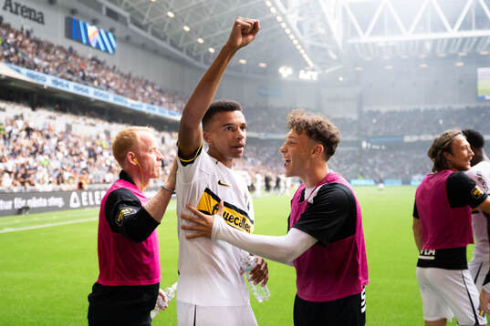 AIKs Rui Manuel Muati Modesto jublar med Victor Goncalves