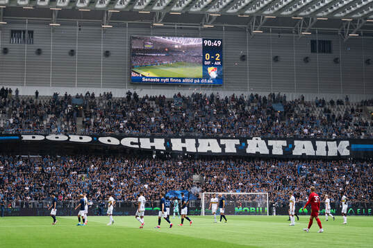 Fyrverkerier skjuts från supportrar