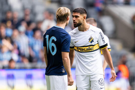 Djurgårdens Tobias Gulliksen och AIKs Omar Faraj