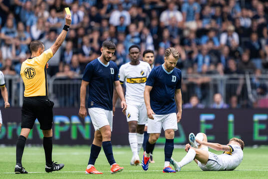 Djurgårdens Jacob Larsson tilldelas gult kort av domare