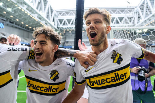 AIKs Taha Ayari och Anton Salétros jublar