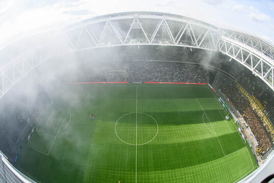 Rök från pyroteknik över Tele2 Arena