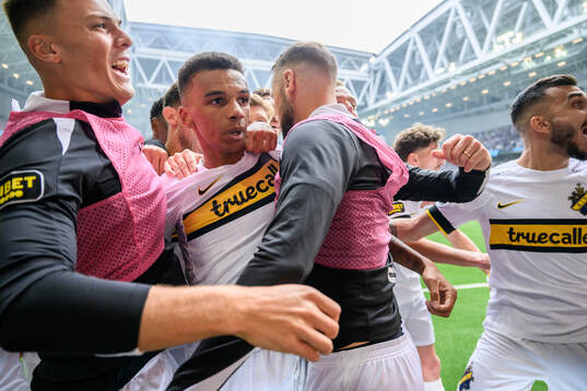 AIKs Rui Manuel Muati Modesto jublar med lagkamrater